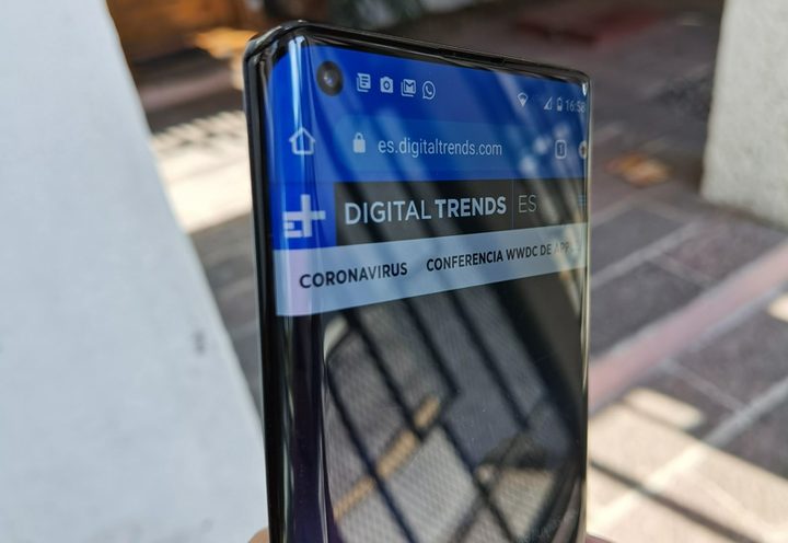 Detalle de la pantalla del Moto Edge Plus.