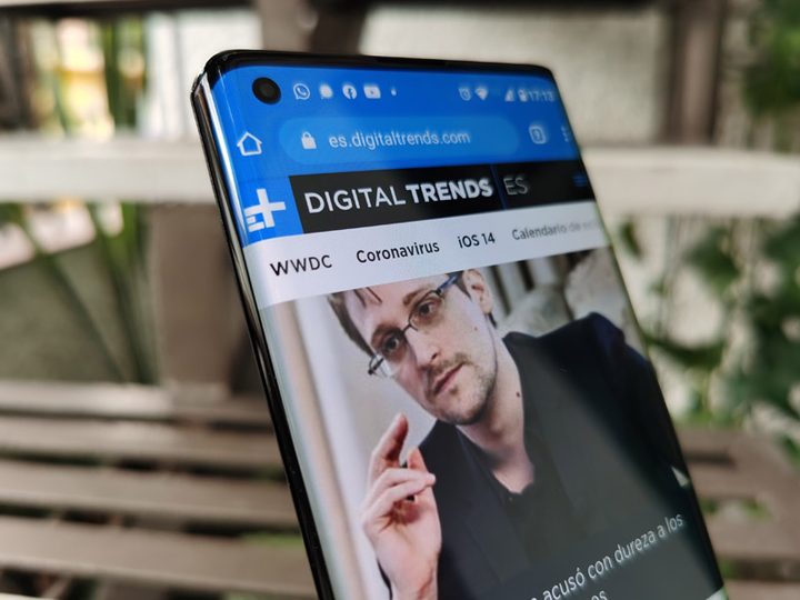Detalle de la pantalla del Moto Edge Plus.