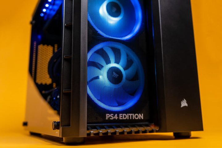 Vista de el ventilador de la fuente de alimentación de un gabinete. Si tienes un PC ruidoso, te decimos como silenciarlo