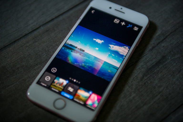 Un iPhone con Photoshop Camera