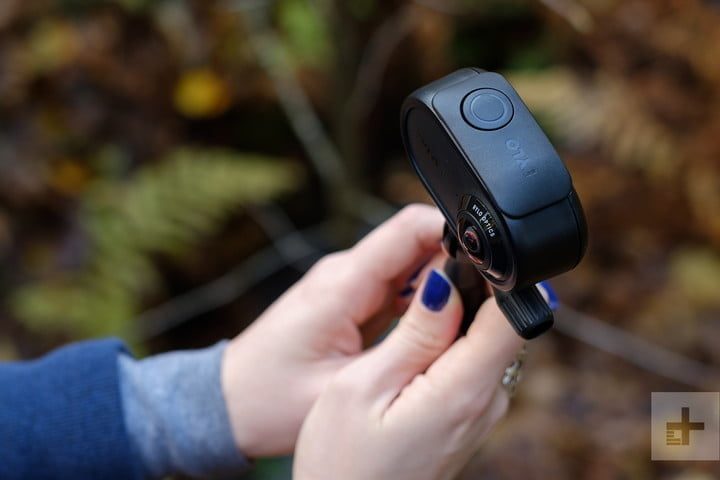 una cámara pequeña en las manos de una persona