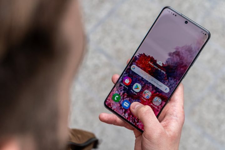 una persona pulsa la pantalla del Galaxy S20 Ultra con el dedo pulgar