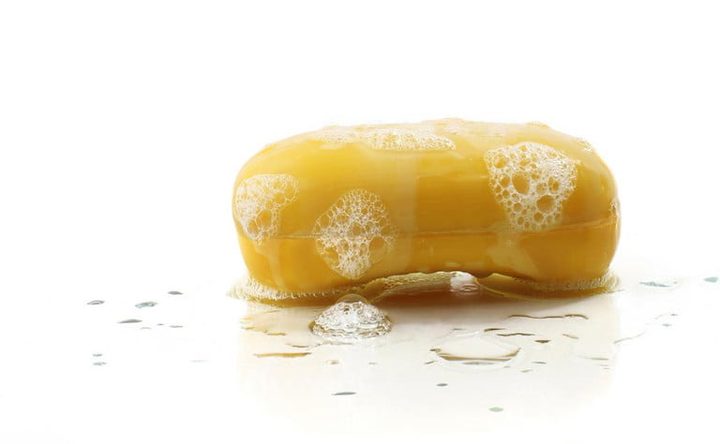 Pastilla de jabón de color amarillo con espuma