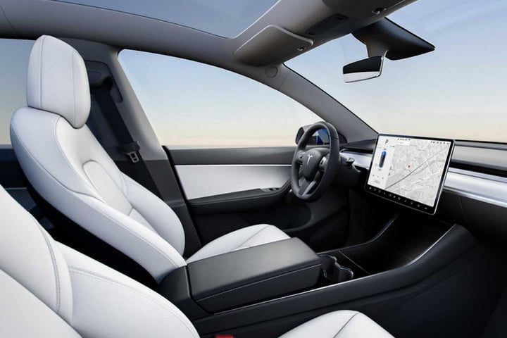 Imagen de los asientos de color gris del Model Y de Tesla y la pantalla de infoentretenimiento