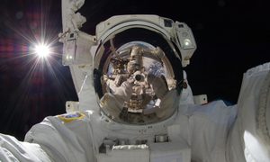 Un astronauta se toma una selfie en el espacio