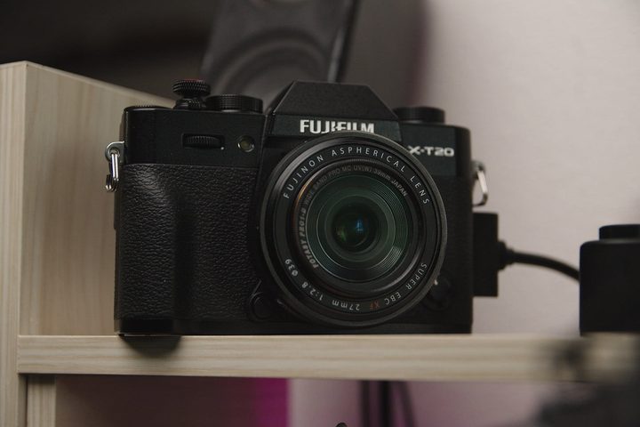 cámara Fujifilm sobre un estante