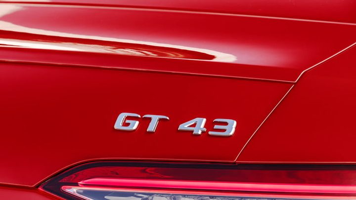 Letras de un Mercedes-AMG GT 43 4MATIC de color rojo