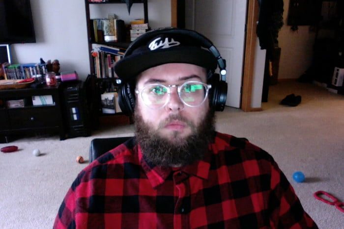 hombre con unos auriculares en una videoconferencia