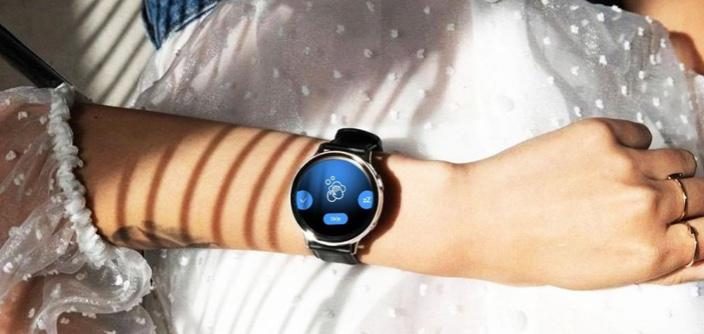 Persona usando un reloj inteligente de Samsung