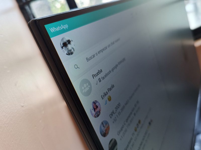 Computadora con WhatsApp activo.