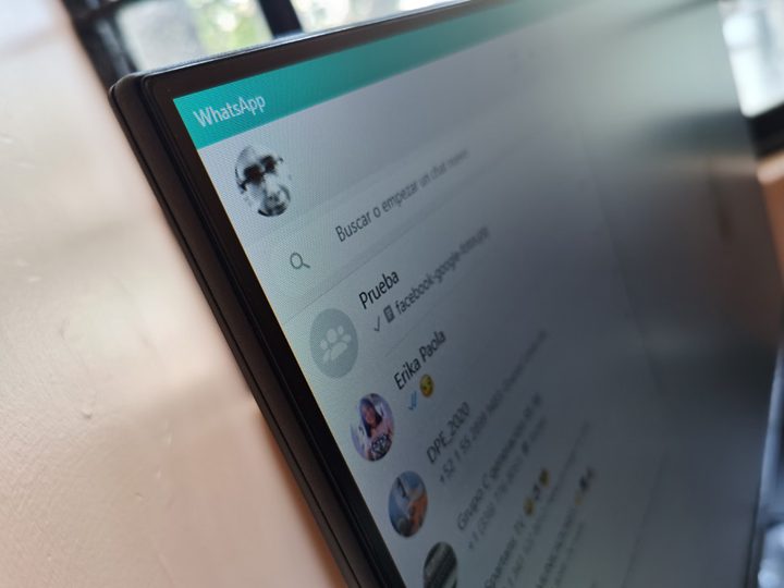 Computadora con WhatsApp activo.