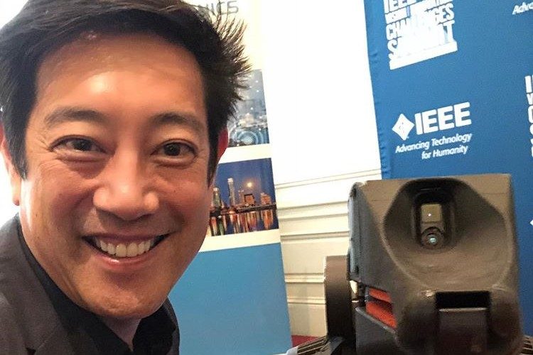 Muere presentador de MythBusters y White Rabbit Project