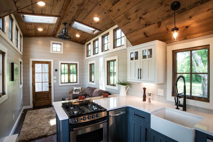 cocina con techo de madera