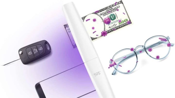 Varita desinfectante de luz UV 59s desinfectando unas gafas, un billete y un mando para abrir un coche