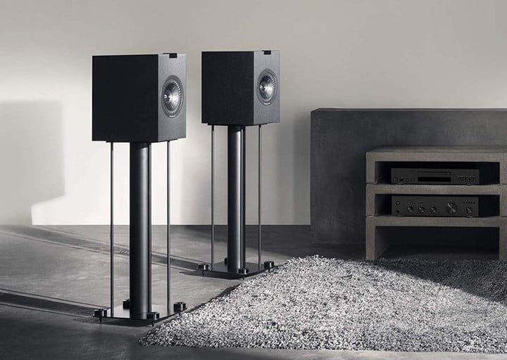 Dos altavoces con soporte al piso para explicar cómo funciona un tocadiscos