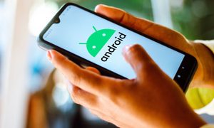 Un teléfono con el logo de Android en su pantalla