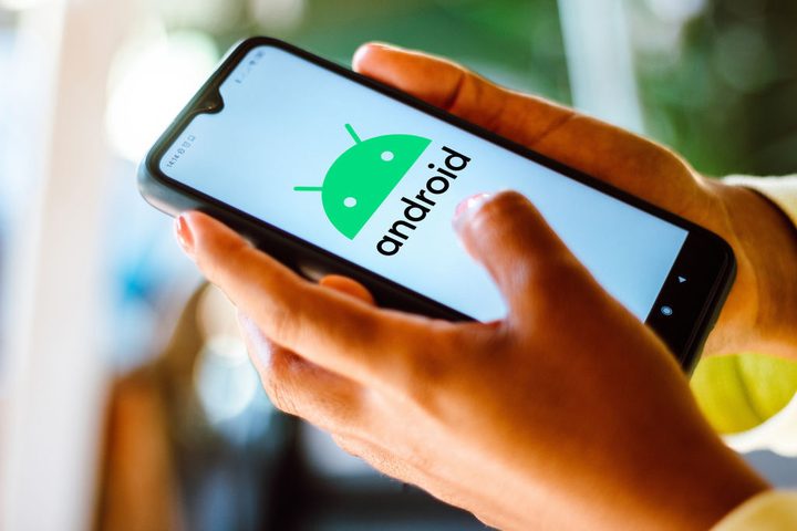 Un teléfono con el logo de Android en su pantalla