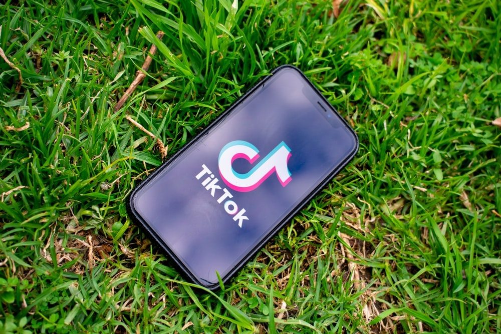 Un teléfono con la aplicación TikTok