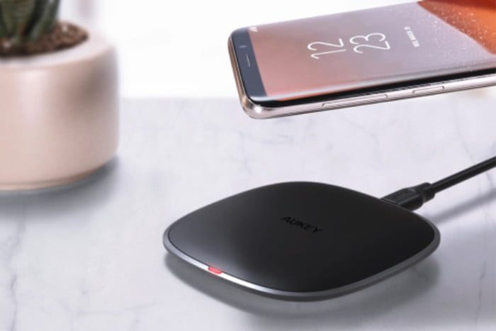 Aukey Graphite 10W Wireless Fast Charger, uno de los mejores cargadores inal&aacute;mbricos para el celular 1