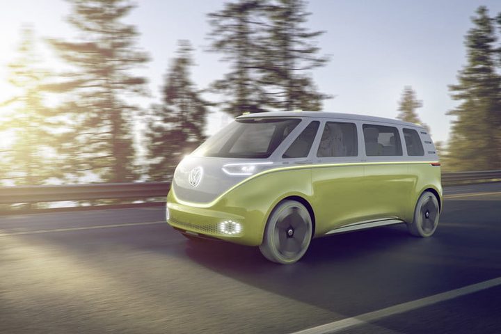 Volkswagen Microbús I.D. Buzz concept car en una carretera de un bosque