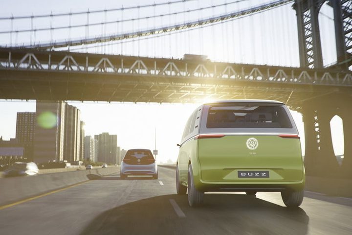 Volkswagen Microbús I.D. Buzz concept car en una carretera en la ciudad bajo un puente atirantado