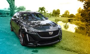 Cadillac CT5 verde oscuro