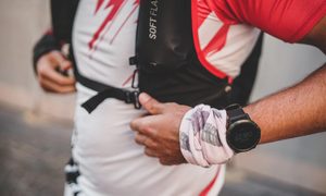 Una persona corre con un reloj Garmin