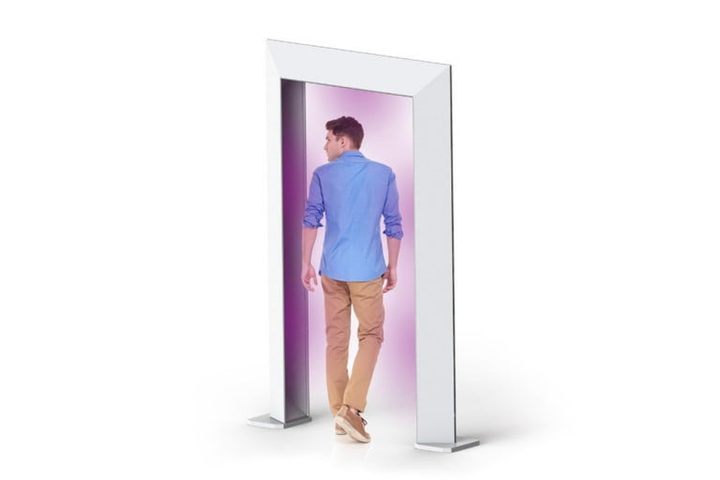 El hombre caminando a través del Portal de la Limpieza