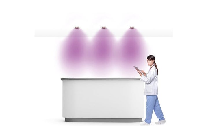 dispositivo Cleanse Downlight arrojando luz a una doctora