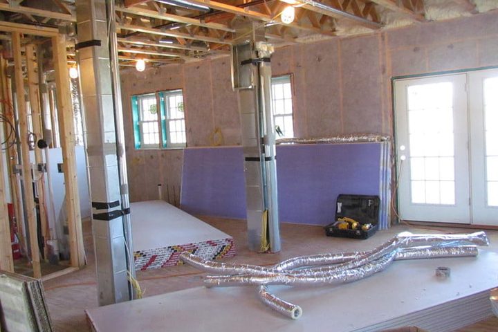 imagen que muestra una casa en obras con los conductos de aire al descubierto