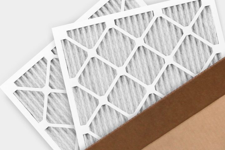 si tu aire acondicionado no funciona, revisa los filtros. En la imagen, dos de color blanco. cionado de color blanco