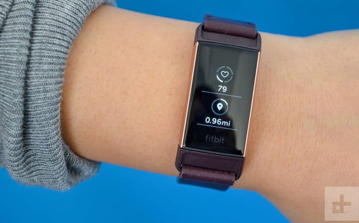 muñeca con una pulsera fitbit puesta