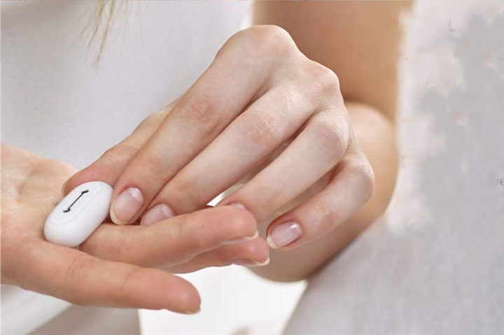 manos de una mujer con un anillo Go2Sleep Ring