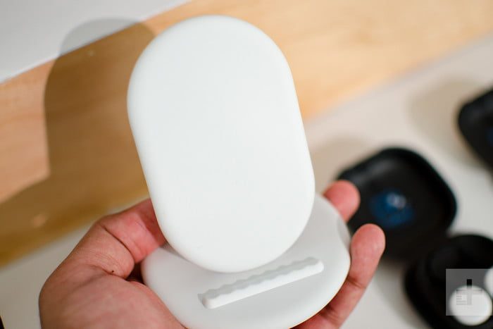 Google Pixel Stand, uno de los mejores cargadores inal&aacute;mbricos para el celular 2