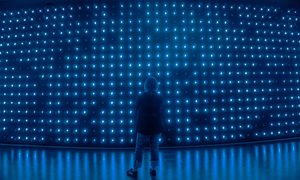 Una mujer mira una pantalla luminosa