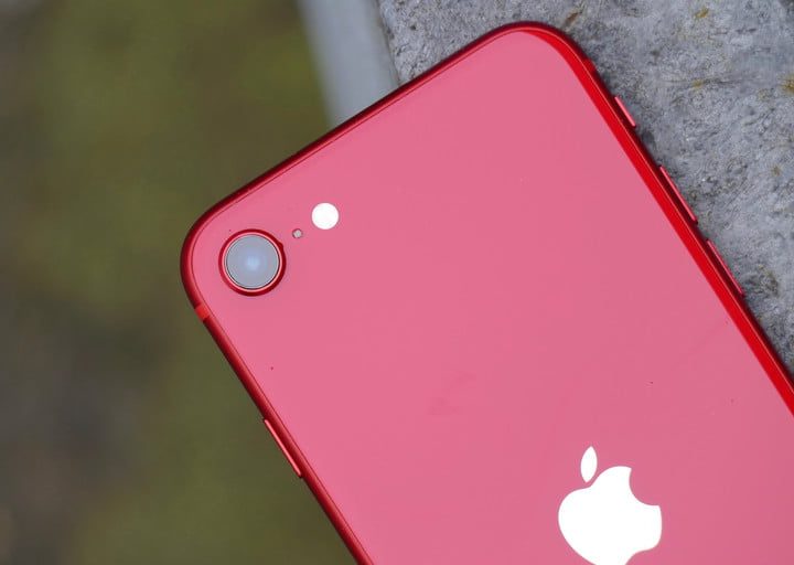 iPhone SE 2020 de color rojo visto por su parte trasera