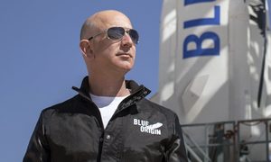 Jeff Bezos ganó en un día lo que cuesta un portaaviones