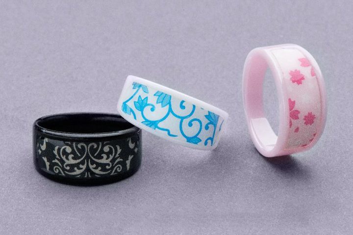 tres anillos inteligentes Keydex NFC Multi-function Ring, uno negro y los otros azul y rosa