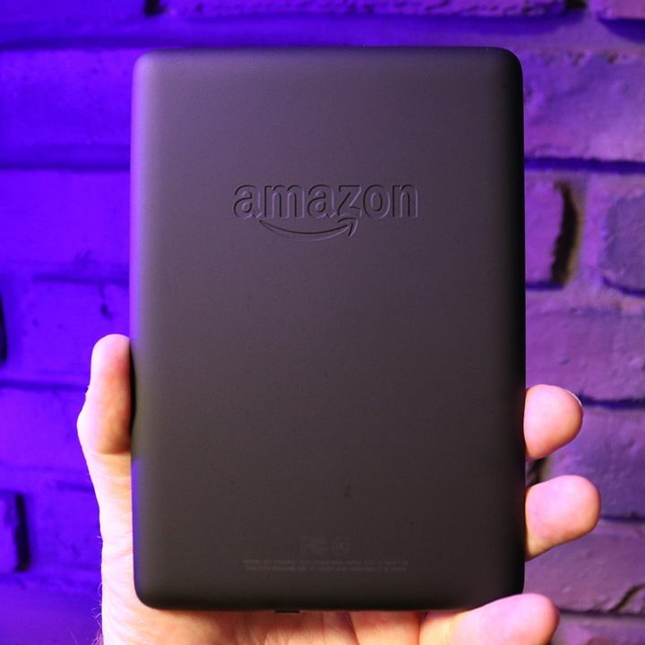 Kindle Paperwhite de color negro por su parte de atrás