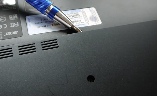 Retirando panel de laptop para instalar SSD