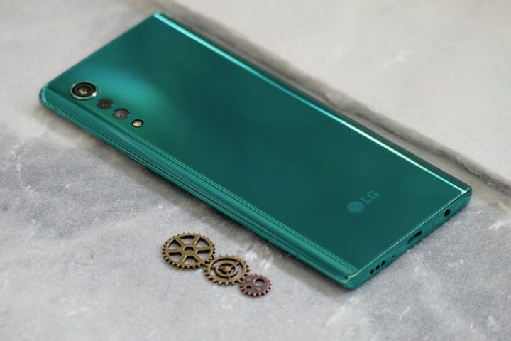 teléfono LG Velvet de color verde