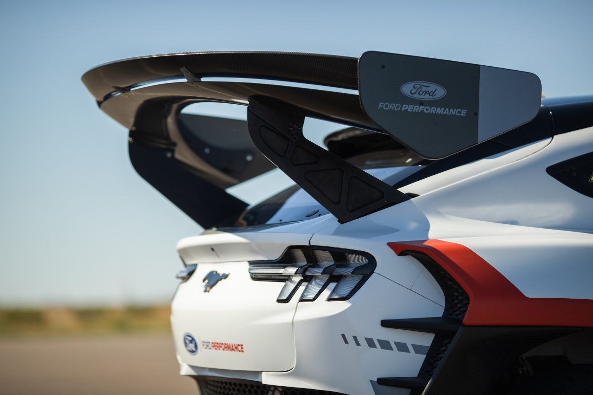 Ford Mustanga Mach-E 1400