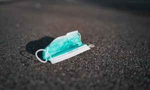 Una mascarilla tirada en el suelo