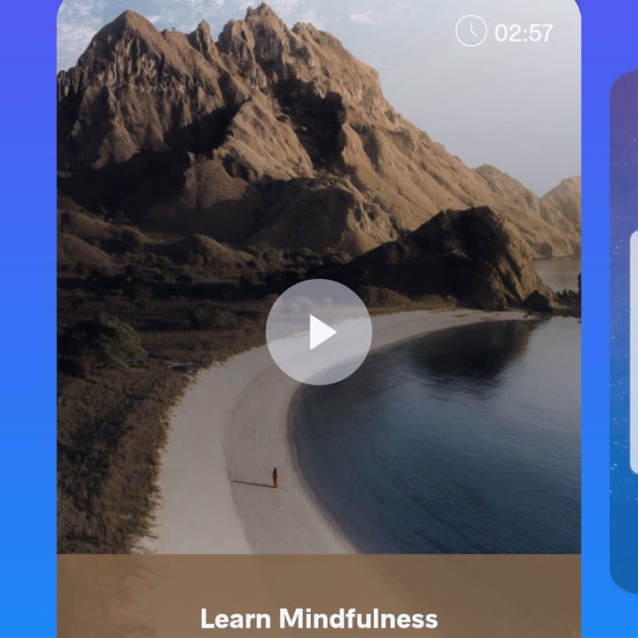 Captura de pantalla de la aplicación Meditopia que muestra una introducción al vídeo de Mindfulness y una imagen de un corredor en un camino que pasa por las montañas