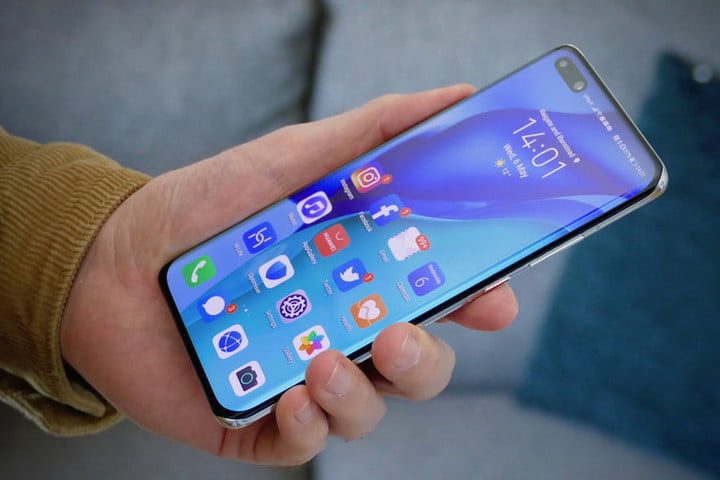 Una mano sostiene un Huawei P40 Pro