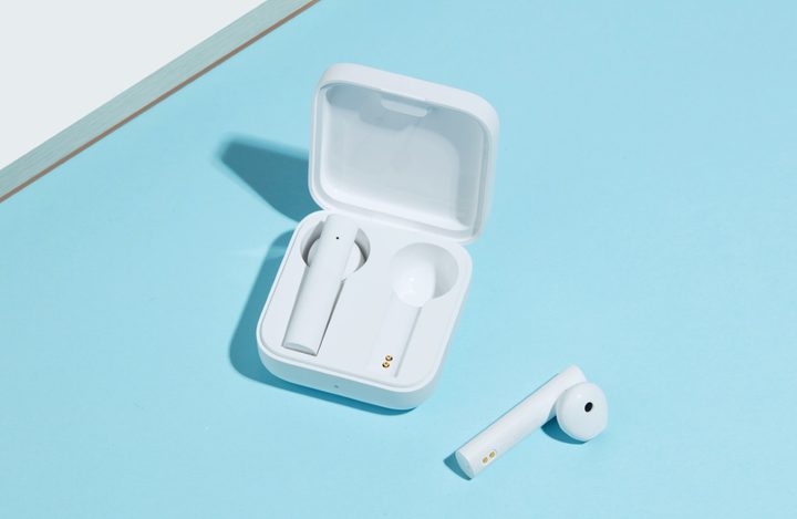 auriculares Xiaomi Mi True Wireless Earphones 2 de color blanco junto a su estuche