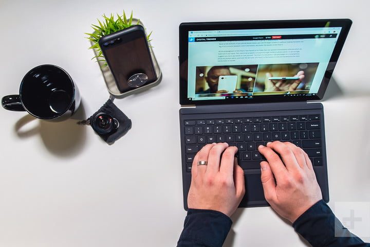 Las manos de un hombre escribiendo en una laptop para configurar controles parentales 1