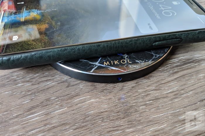 Mikol Wireless Charging Pad, uno de los mejores cargadores inal&aacute;mbricos para el celular 3