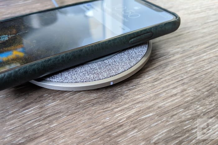 Moshi Otto Q Wireless Charging Pad, uno de los mejores cargadores inal&aacute;mbricos para el celular 3