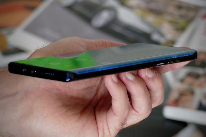 Motorola Edge visto de lado